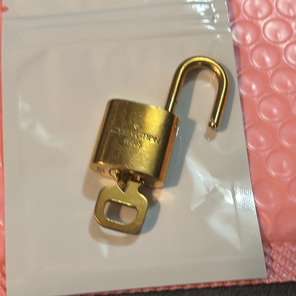 Louis Vuitton gold lock and key 🔐 310 - Picture 9 of 12
